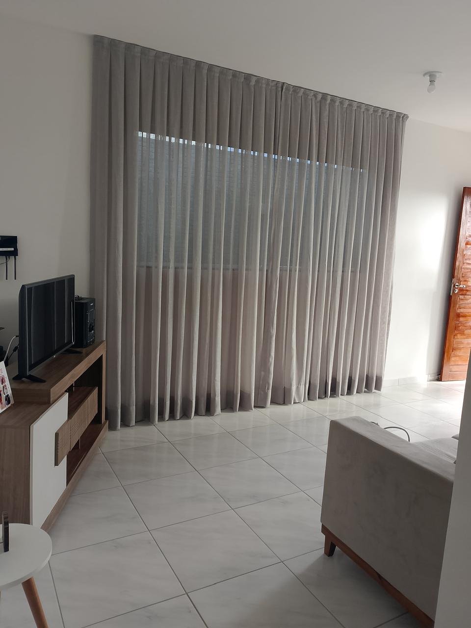 Sala com cortina cinza de linho