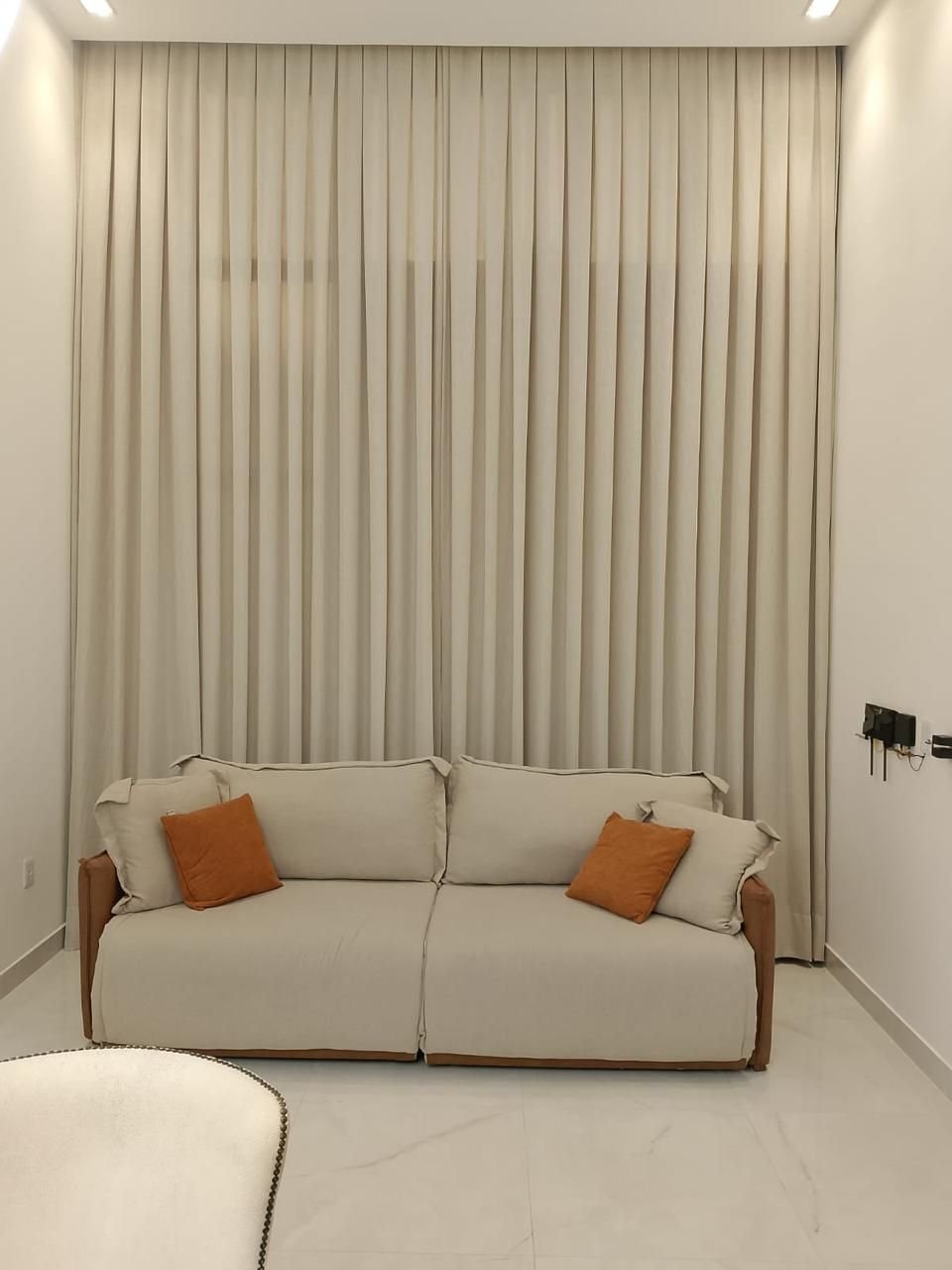 Sala íntima com cortina bege